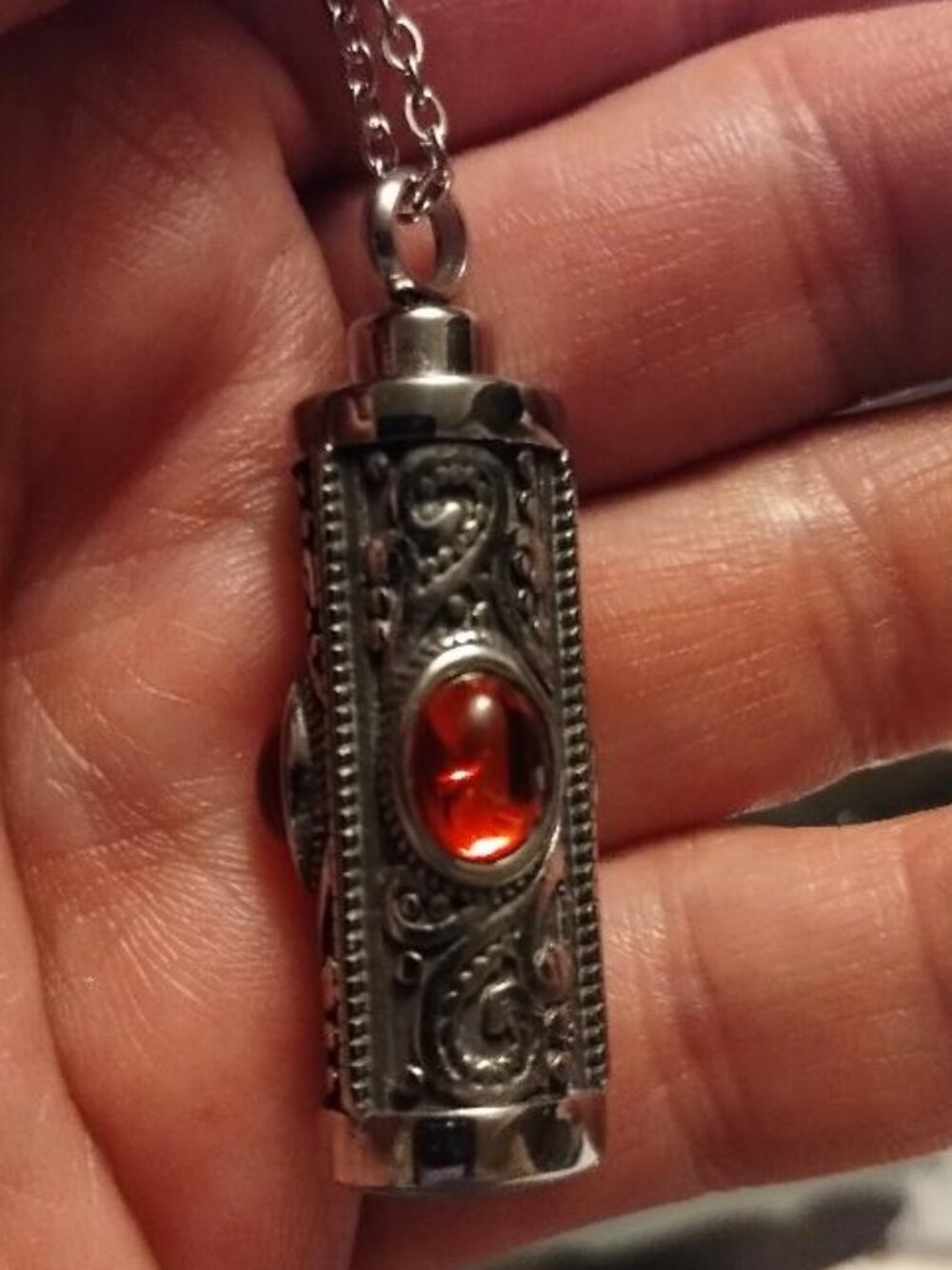 BRAND NEW VINTAGE STAINLESS STEEL HEAVY PENDANT WITH CHAIN AND 3 RED STONES
